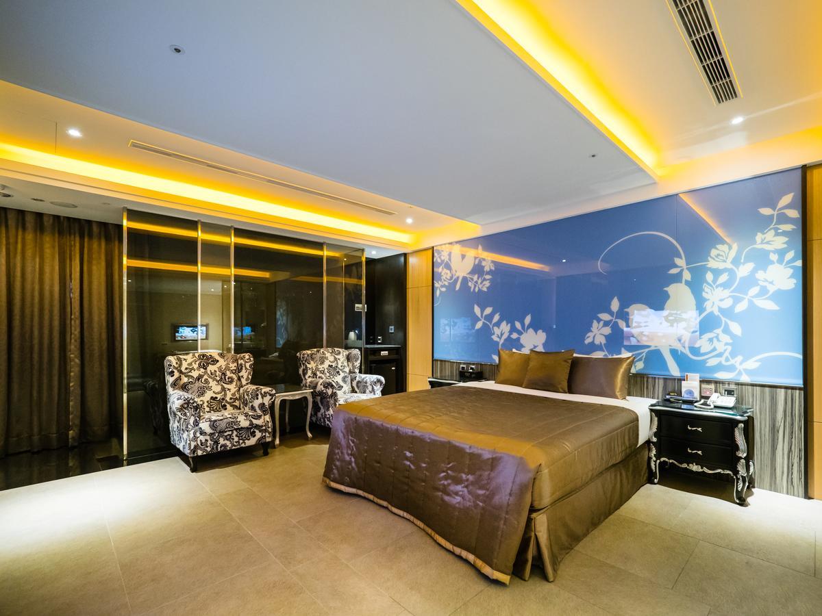 薇風情汽車旅館 - 鳳山館 Kaohsiung Dış mekan fotoğraf
